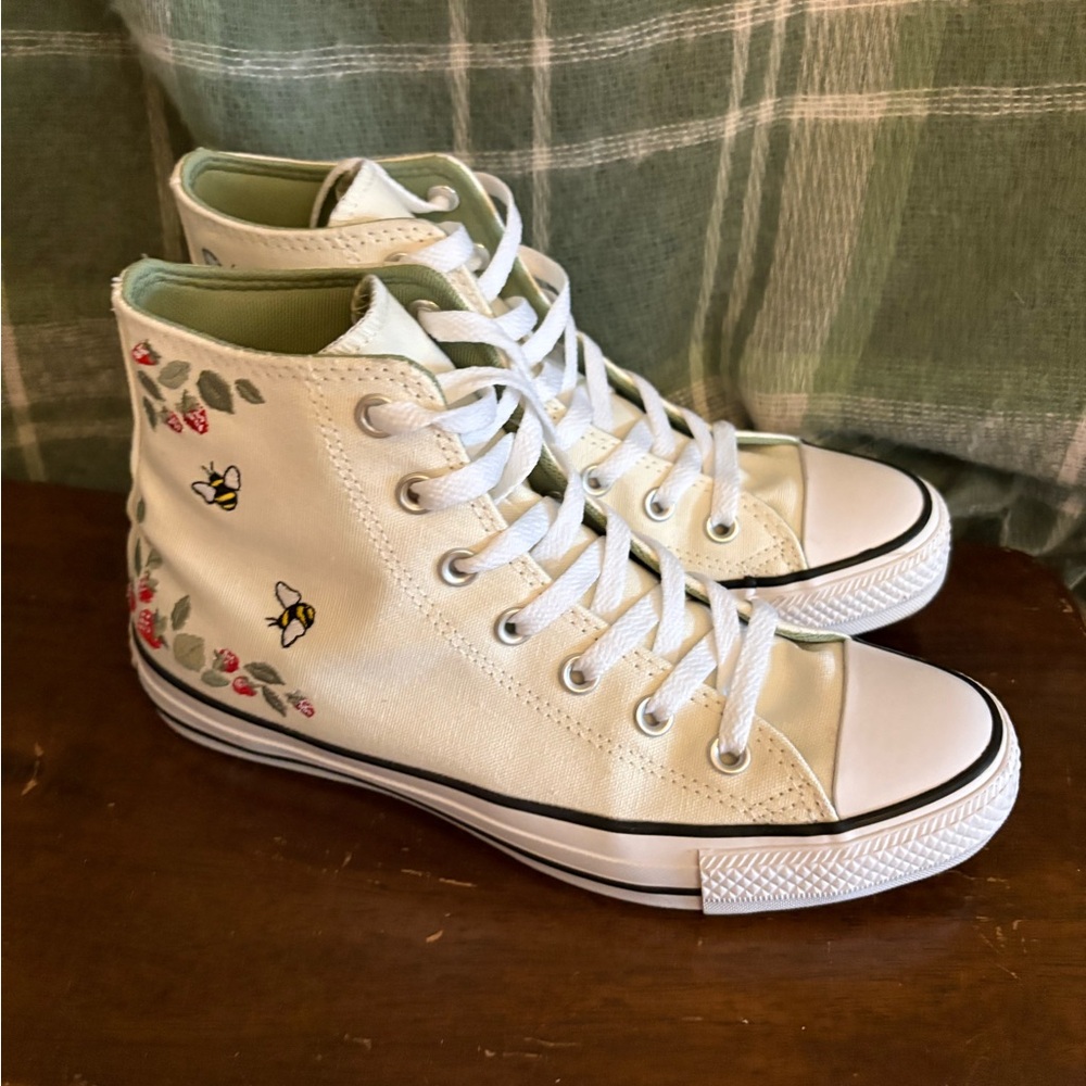 Converse all star High-Tops with Embroidered Bees and Berries - Picture 3 of 12